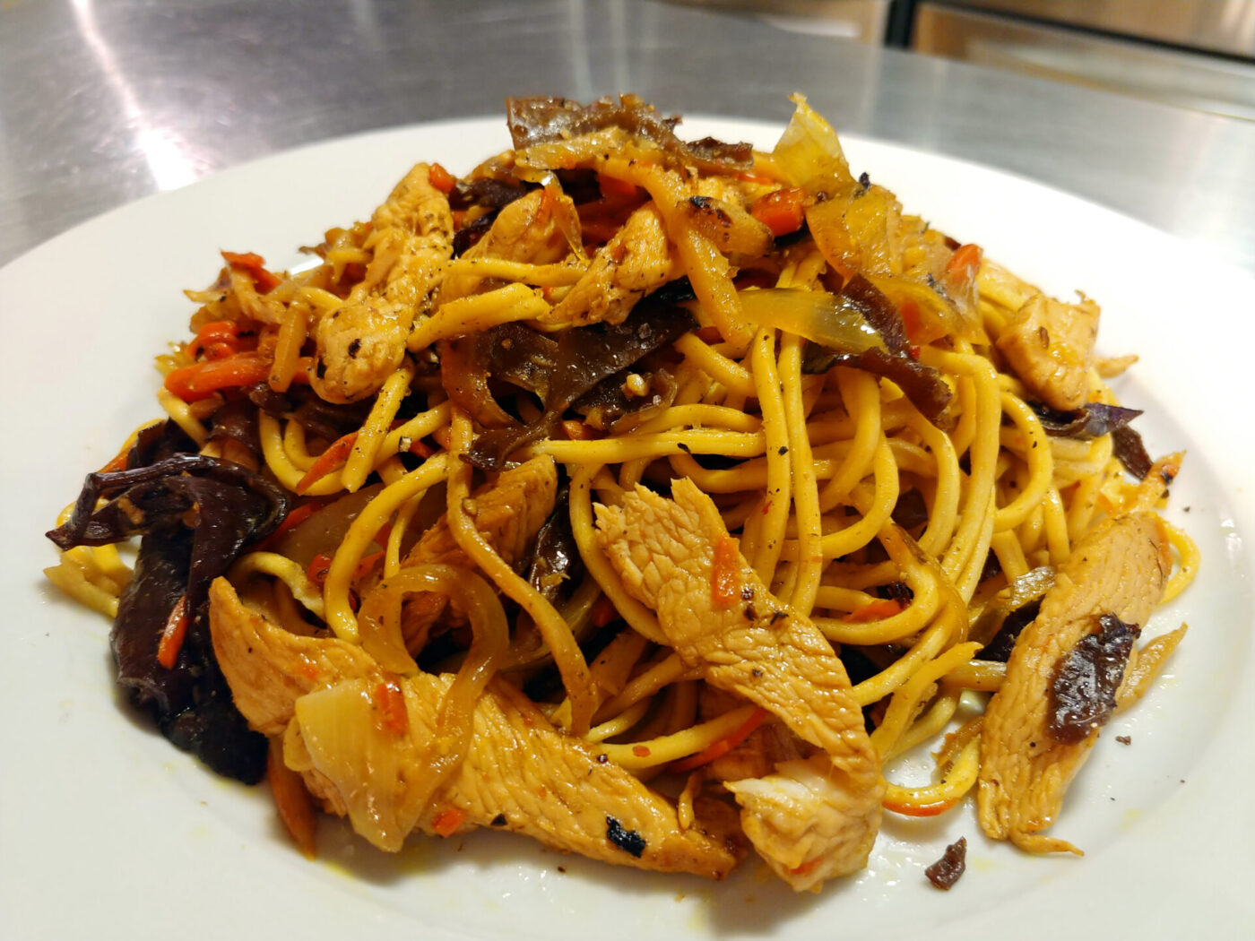 Lo Mein with Chicken Plate of Lo Mein with Chicken, noodles tossed with chicken, wood ear mushroom, carrot and onion