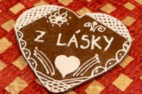 Heart-shaped Gingerbread Heart Cookies with white icing lace details and 'Z LÁSKY' piped text.
